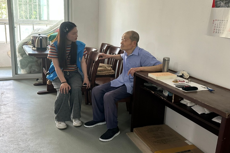 图为 实践团成员慰问退伍军人.jpg